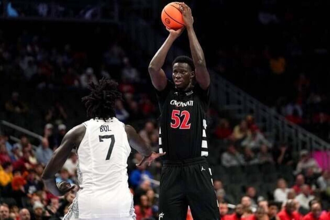 Cincinnati big man Moustapha Thiam transfers to Michigan