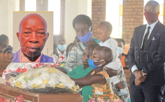 Bazzukulu b’omugenzi Bangirana ne bakadde baabwe nga bassa ekimuli ku ssaanduuke y’omugenzi. Mu katono ye mugenzi Bangirana. Bazzukulu b’omugenzi Bangirana ne bakadde baabwe nga bassa ekimuli ku ssaanduuke y’omugenzi. Mu katono ye mugenzi Bangirana.