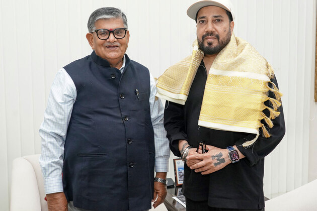 Mika Singh meets Punjab Governor Gulab Chand Kataria