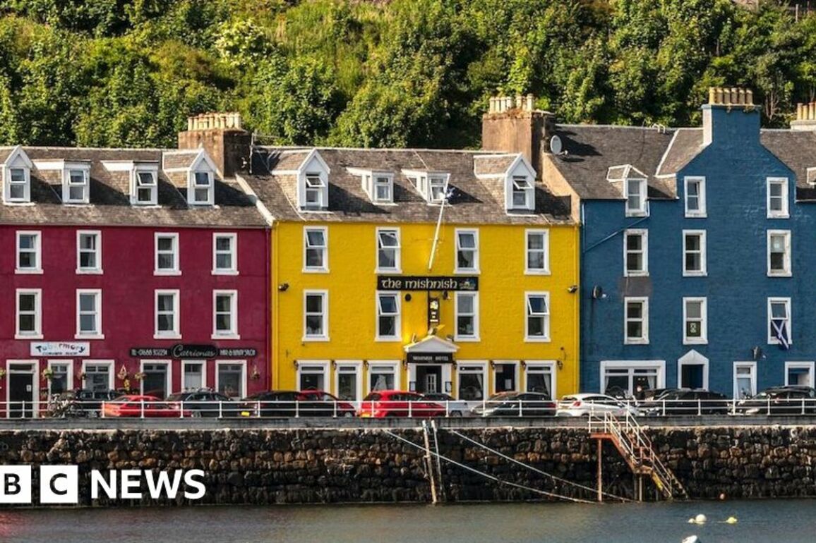 BBC News weekly quiz- Which famous couple spent their wedding anniversary here&quest;