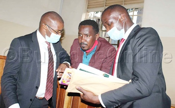 Balooya ba Ssewanyana nga balina bye bamwebuuzaako. Balooya ba Ssewanyana nga balina bye bamwebuuzaako.