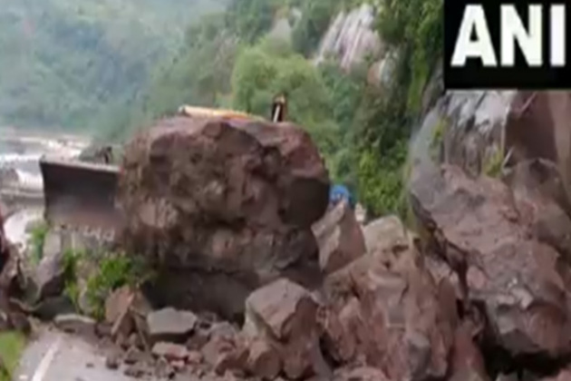 Udhampur: Dhar road blocked as massive boulders fall