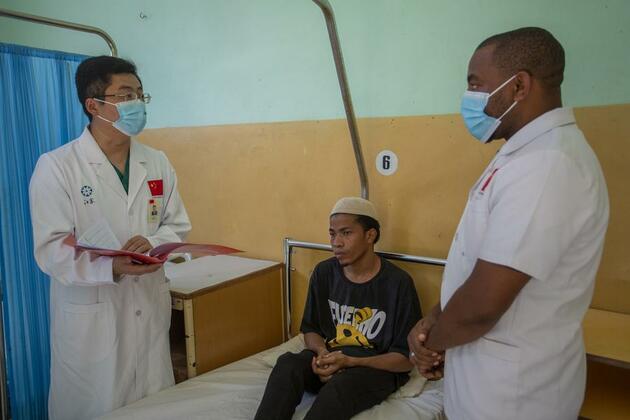(Hello Africa) Chinese doctors help Tanzanian youth beat drug-resistant TB