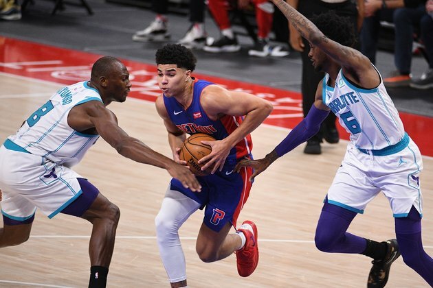 LaMelo Ball, Hornets hold off Pistons