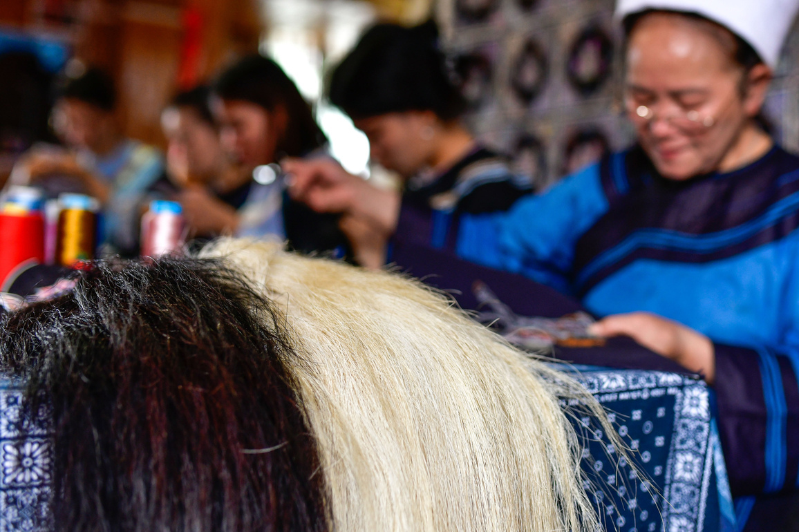 (GloriousGuizhou) CHINA-GUIZHOU-SANDU-SHUI ETHNIC GROUP-HORSE TAIL EMBROIDERY (CN)