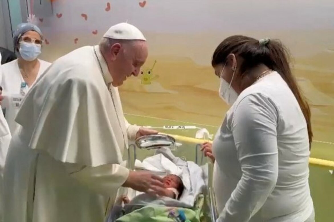 Pope Francis Visits Children in Hospital, Will Be Discharged Saturday