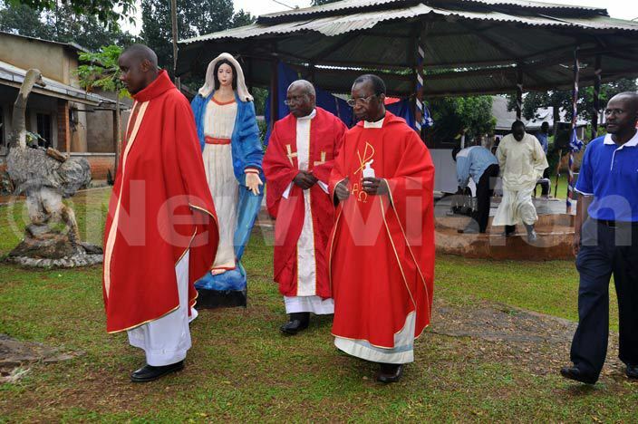  he icar general of ampala rchdiocese sgr harles asibante centre with r gnatius ivumbi parish priest amilyango parish in ugazi iocese right and  rector r dward abanda during  the launch of the childrens training centre in eeta ukono district on uesday ay 3 2016 hoto by rancis morut