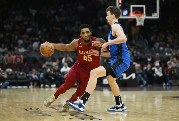 Donovan Mitchell goes for 34 as Cavaliers put away Magic