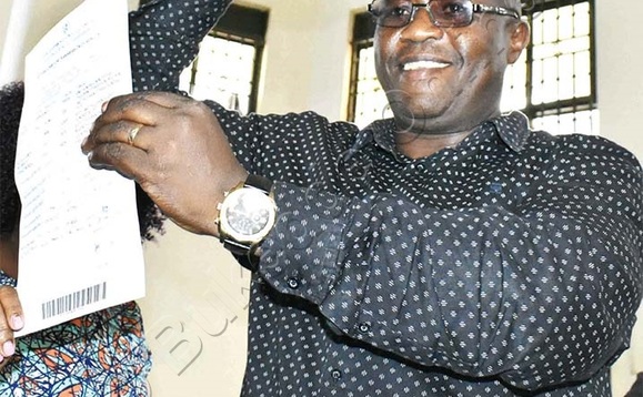 Matia Lwanga Bwanika ng’akutte ebbaluwa emukakasa okuwangula obwassentebe bwa disitulikiti y’e Wakiso. Matia Lwanga Bwanika ng’akutte ebbaluwa emukakasa okuwangula obwassentebe bwa disitulikiti y’e Wakiso.