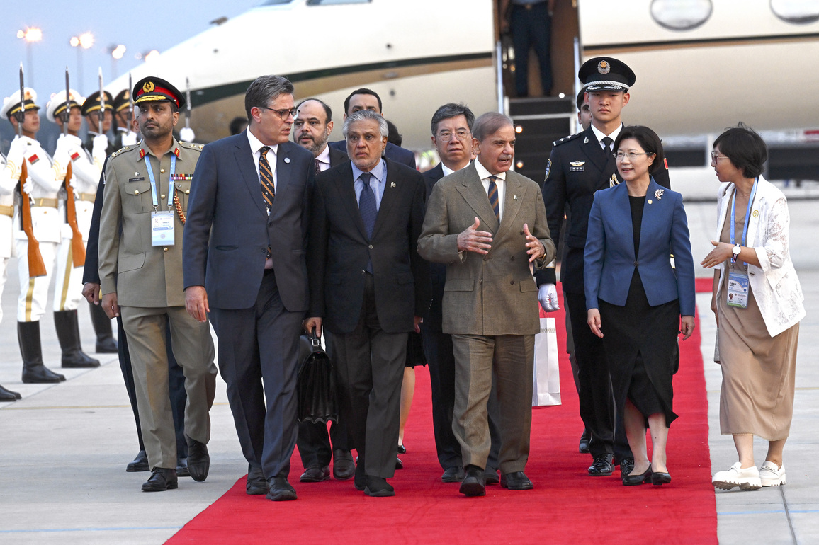 (SCO Tianjin Summit) CHINA-TIANJIN-PAKISTANI PM-ARRIVAL (CN)
