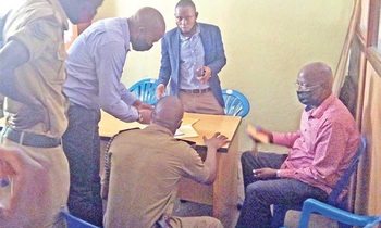Abasuubuzi nga balumbye Willy Walusimbi (atudde ku ddyo) mu ofiisi. Abasuubuzi nga balumbye Willy Walusimbi (atudde ku ddyo) mu ofiisi.