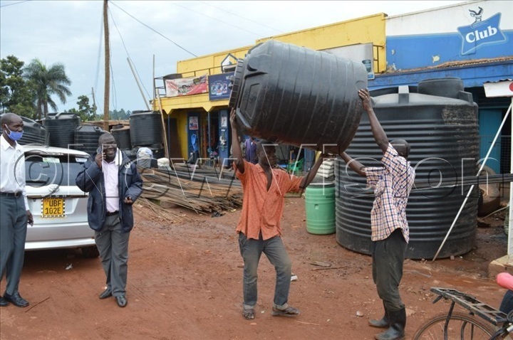 A casual labourer carrying the exhibit to the police pick-up which Mugaju had allegedly stolen from a hardware shop. Photo by Jackie Nambogga