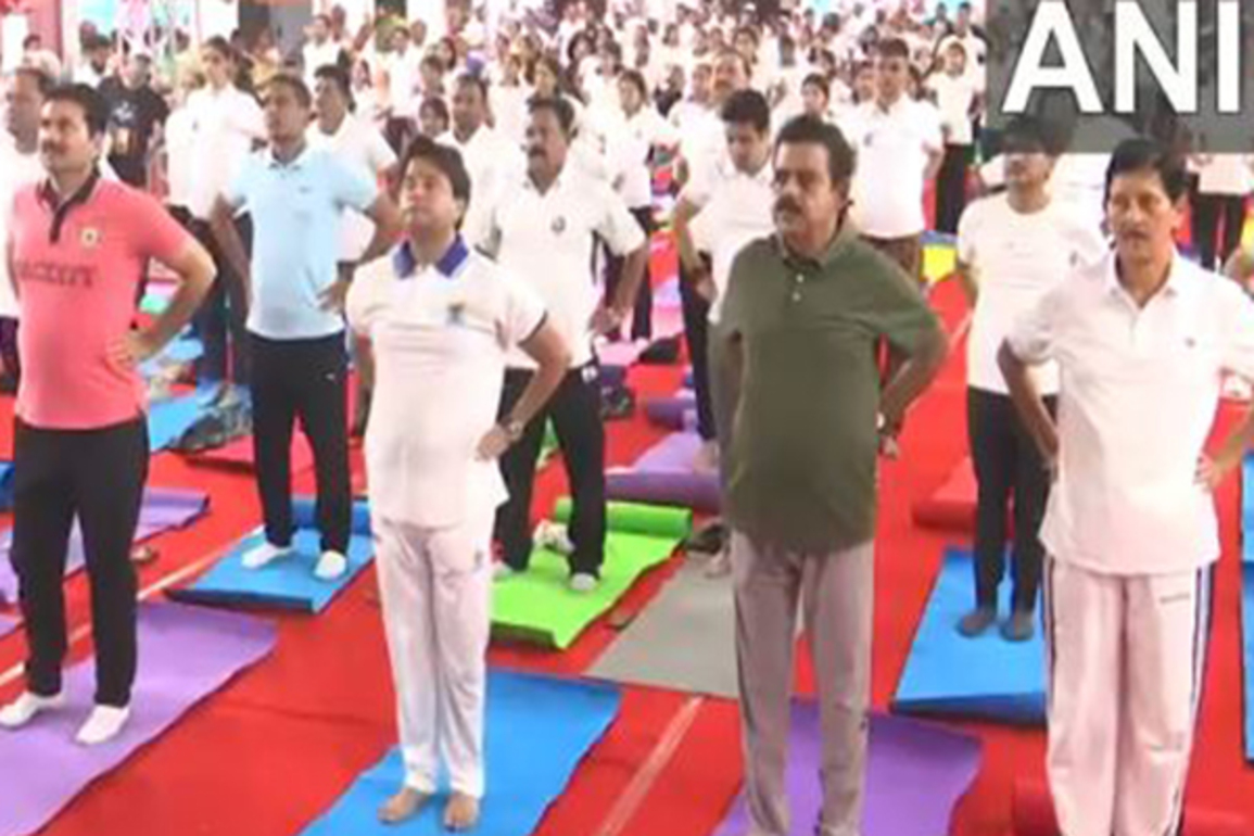 International Yoga Day: Union Minister Jyotiraditya Scindia perform yoga in MP's Indore