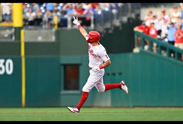 Rhys Hoskins homers twice as Phils top D-backs to extend streak