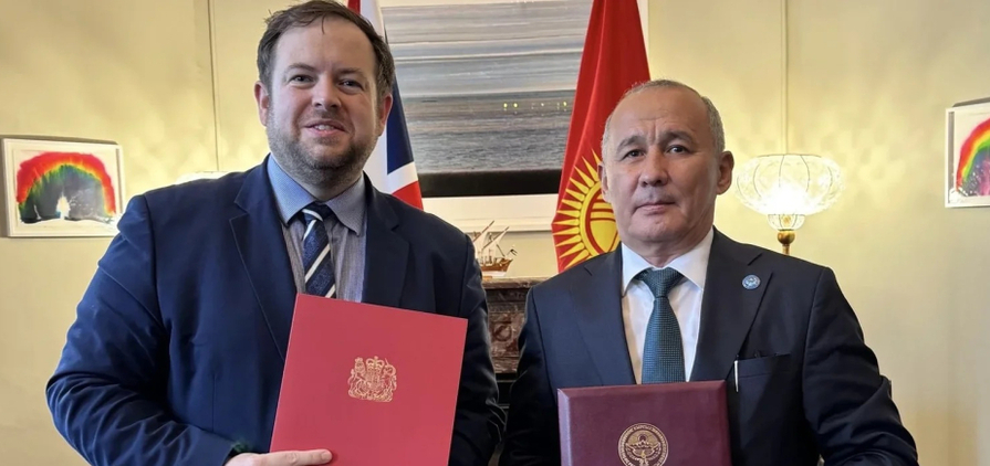 UK's Minister of State for Europe Stephen Doughty and Kyrgyzstan’s Minister of Natural Resources, Ecology and Technical Supervision Meder Mashiev with the signed MOU