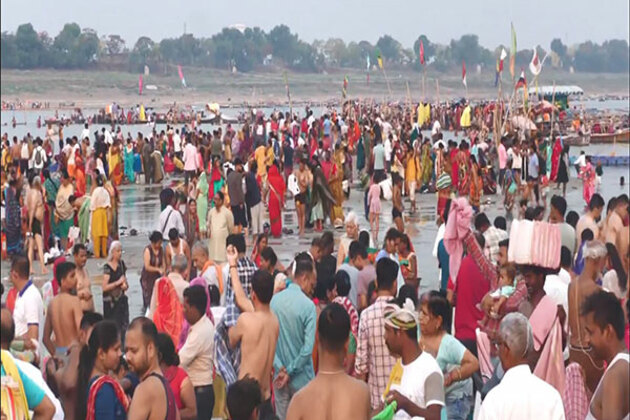 Devotees take holy dip at Sangam on auspicious Vaishakh Purnima