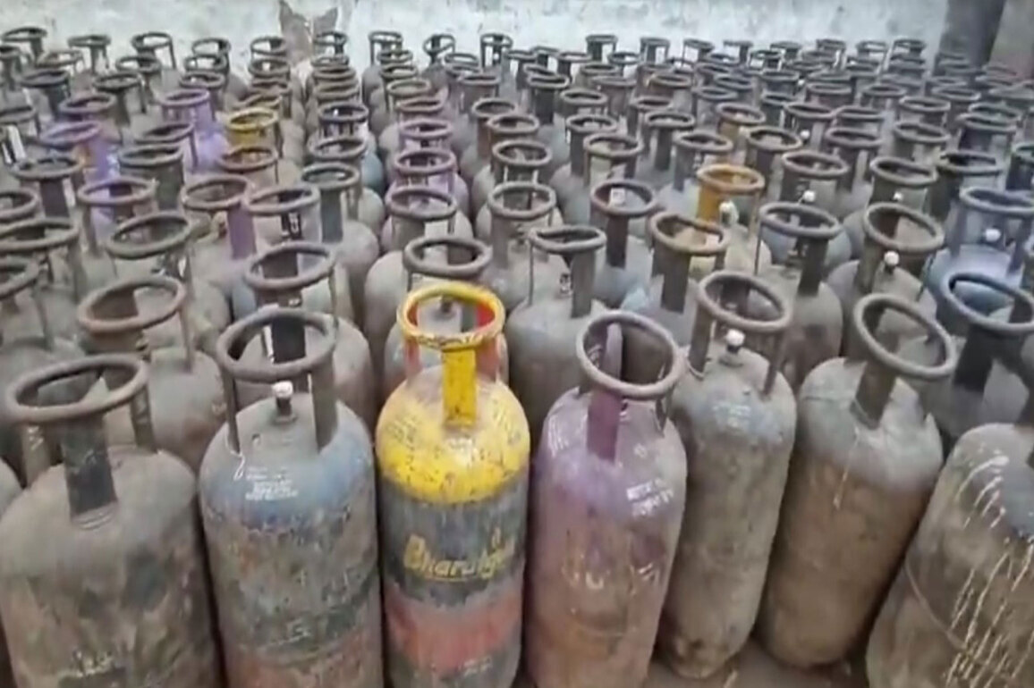Delhi Police seize 610 LPG cylinders, busts illegal hoarding racket in Mundka