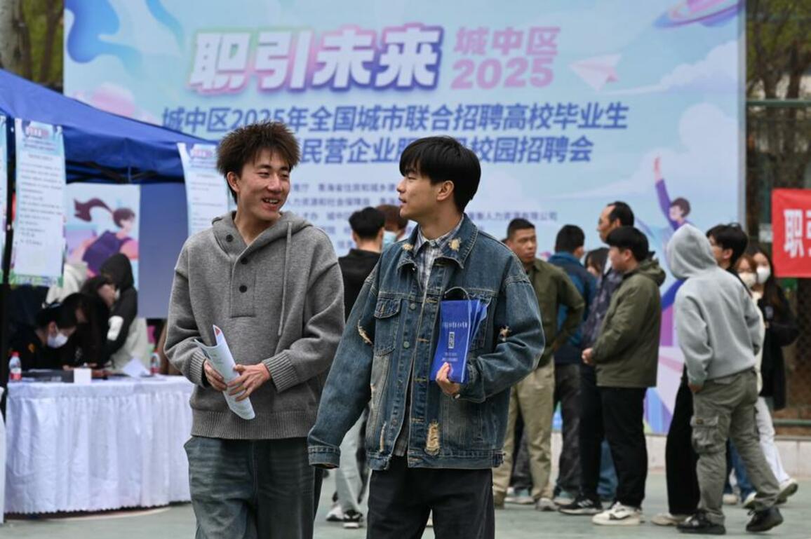China takes multiple measures to support college graduates' employment