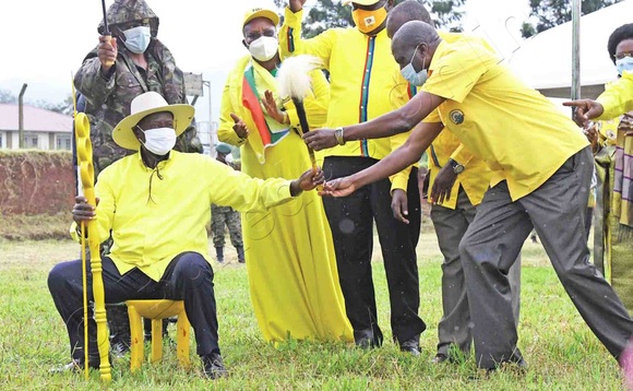 Abataka nga bakwasa Museveni effumu n'omuggo. Abataka nga bakwasa Museveni effumu n'omuggo.