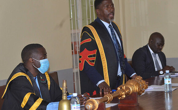 Ronald Balimwezo Mmeeya w'e Nakawa ng'ayogera eri bakkansala b'e Nakawa mu lukiiko lwa kanso. Ku kkono ye Sipiika Moses Mubiru ate ku ddyo ye Town Clerk, Denis Omodi. Ronald Balimwezo Mmeeya w'e Nakawa ng'ayogera eri bakkansala b'e Nakawa mu lukiiko lwa kanso. Ku kkono ye Sipiika Moses Mubiru ate ku ddyo ye Town Clerk, Denis Omodi.