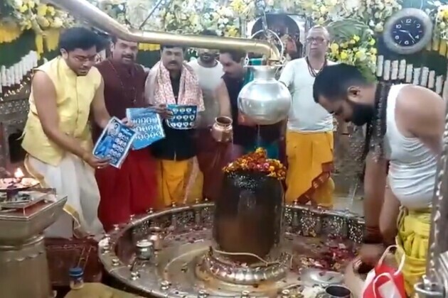 Devotees throng Ujjain's Mahakaleshwar temple on Mahashivaratri, pray for India's victory vs Pakistan in T20WC clash
