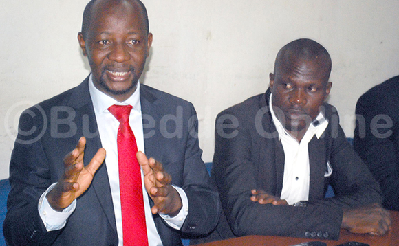 Omwogezi wa FDC Ssemujju Nganda (ddyo) n’akulira abavubuka mu FDC Idi Ouma nga bali mu lukung’ana lwa bannamawulire. Omwogezi wa FDC Ssemujju Nganda (ddyo) n’akulira abavubuka mu FDC Idi Ouma nga bali mu lukung’ana lwa bannamawulire.