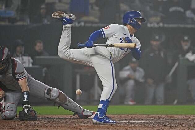 Royals LF Isaac Collins hurts knee on railing vs. Tigers