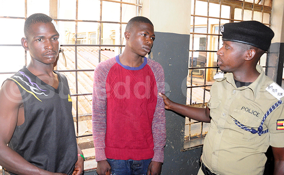 Omusirikale ng'aliko by'abuuza Zziwa ne Mubiru abaakwatiddwa ku nga babbira abantu mu jjaamu Omusirikale ng'aliko by'abuuza Zziwa ne Mubiru abaakwatiddwa ku nga babbira abantu mu jjaamu
