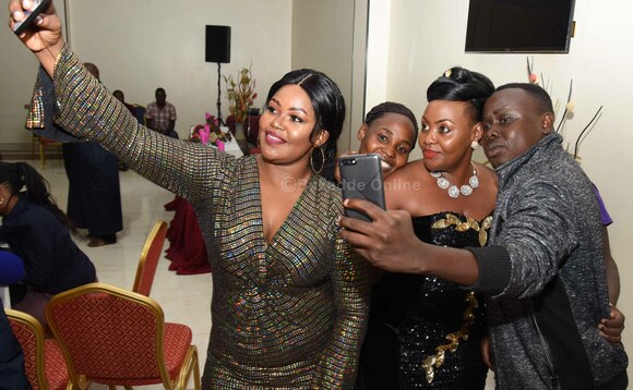 Julie (ow'okubiri ku ddyo) n'abamu ku mikwano gye Julie (ow'okubiri ku ddyo) n'abamu ku mikwano gye