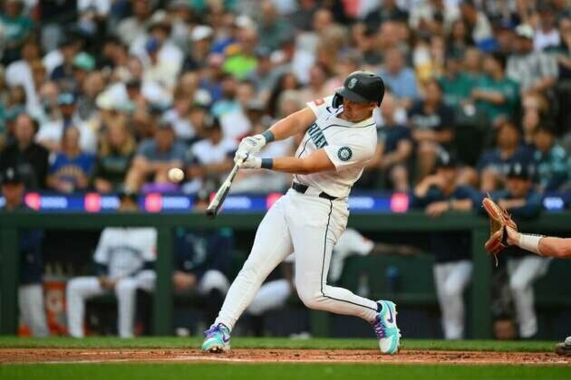 Mariners finish sweep of White Sox with 11th-inning walk-off