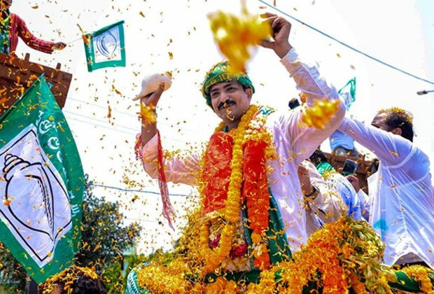 High-flying pilot takes to streets: BJD's Manmath Routhray holds Bullock cart roadshow in Bhubaneswar