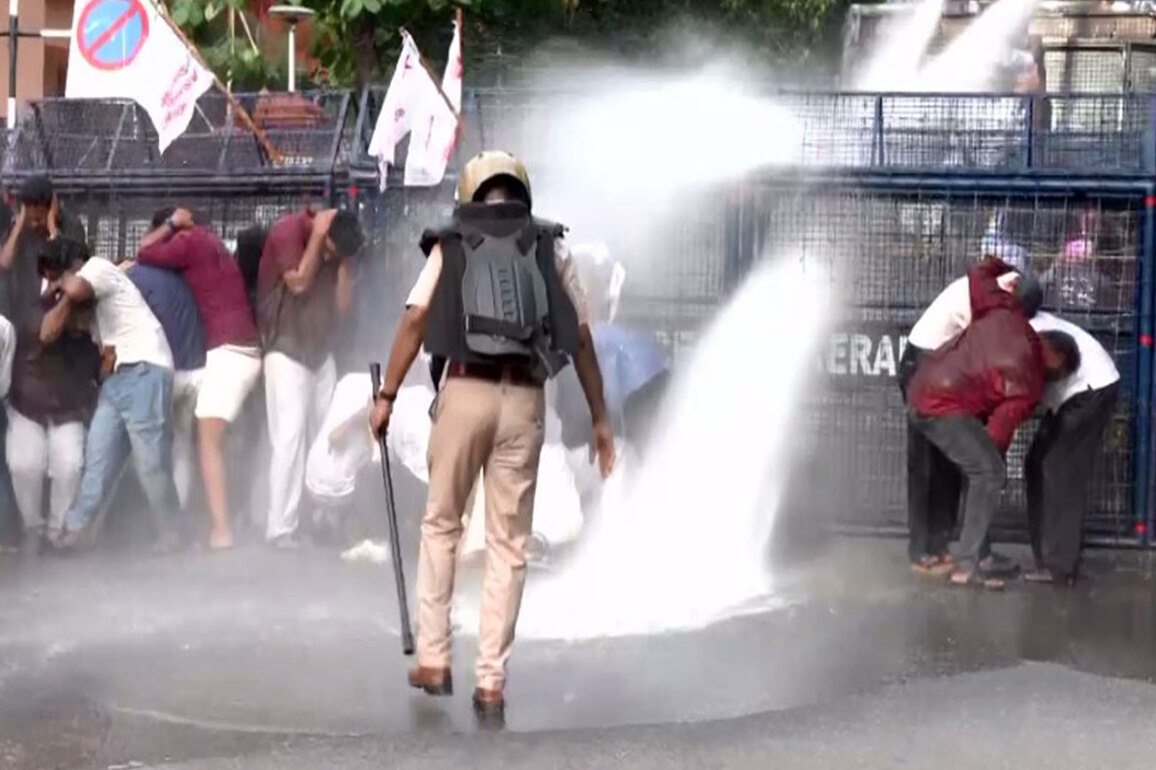 SFI breaches barricades, storms CAG office in Keralam protest over NEET-UG cancellation