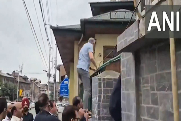 JK: Omar Abdullah hops over wall to visit Srinagar's Naqshband Sahib graveyard, claims was "physically grappled"