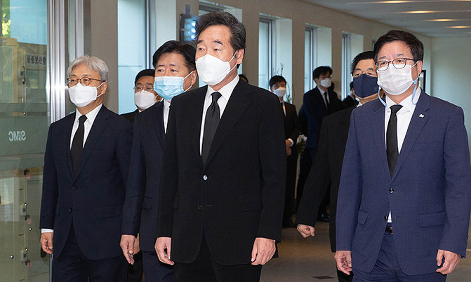 South Korean tycoons pay tribute to late Samsung chief South Korean tycoons pay tribute to late Samsung chief