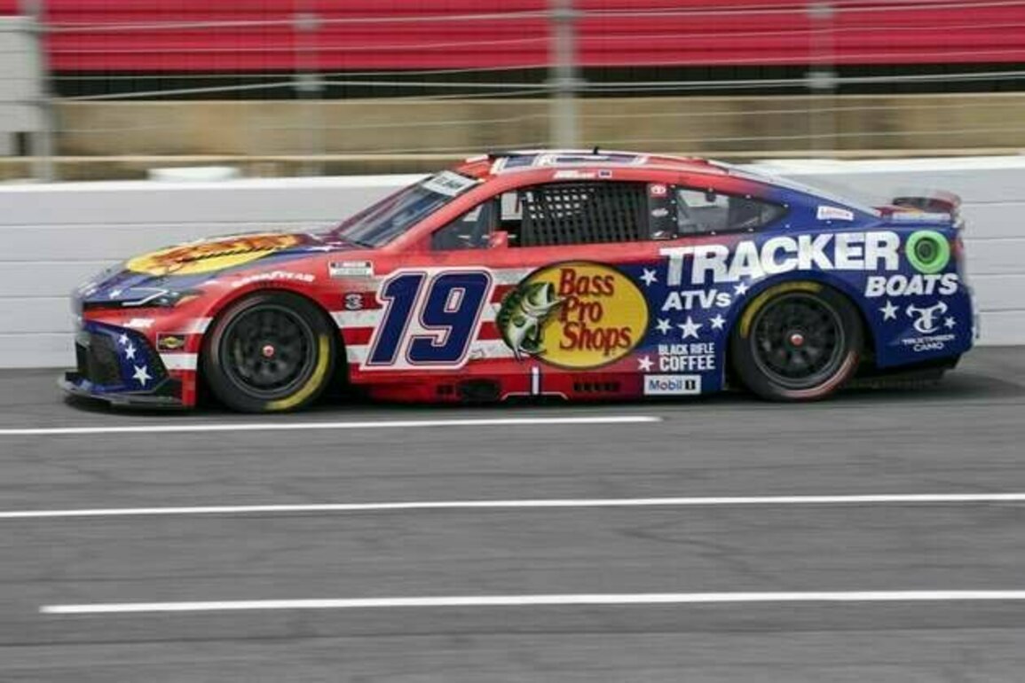 Chase Briscoe edges Kyle Larson for Coca-Cola 600 pole