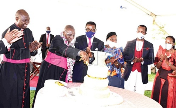 Msgr. Katende ng’asala keeki. Mu ttaayi ye Katikkiro Mayiga ne mukyala we. Ku kkono ye Bp. Zziwa, Msgr. Semusu ne Wasajja (owookusatu ku ddyo) n’omuzaana Msgr. Katende ng’asala keeki. Mu ttaayi ye Katikkiro Mayiga ne mukyala we. Ku kkono ye Bp. Zziwa, Msgr. Semusu ne Wasajja (owookusatu ku ddyo) n’omuzaana