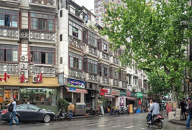 Shanghai district closes shops, forces residents home due to COVID-19