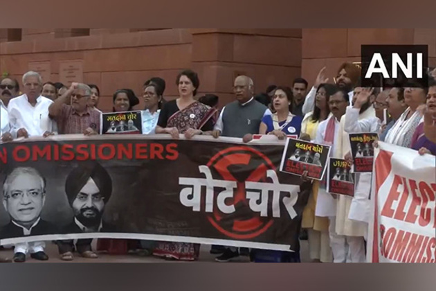 INDIA Bloc intensifies protest against "vote theft" allegations, SIR outside parliament building