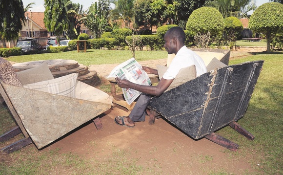 Ono oluggya yaluteekamu ebitebe abantu we bawummulira. Ono oluggya yaluteekamu ebitebe abantu we bawummulira.