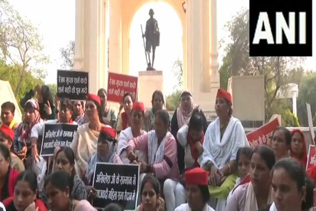 Six SP women leaders booked after protest against Delhi CM's remarks on Akhilesh Yadav