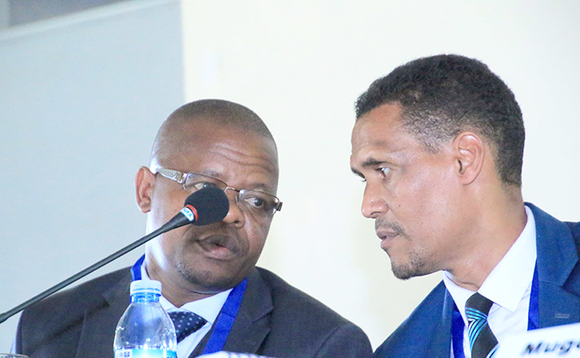 Magogo (ku kkono) ne Edgar Watson, akulira emirimu mu FUFA Magogo (ku kkono) ne Edgar Watson, akulira emirimu mu FUFA