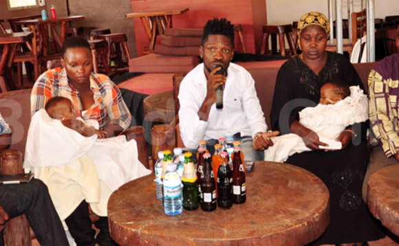 Bobi Wine ng'anyonnyola ku nkola y'ekibiina kyabwe ekya Pyramid Bobi Wine ng'anyonnyola ku nkola y'ekibiina kyabwe ekya Pyramid