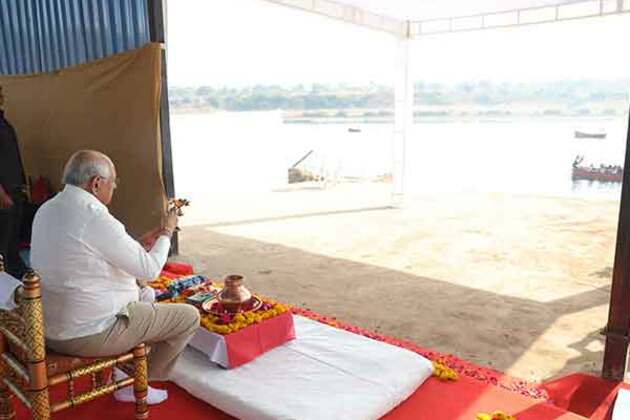 Gujarat CM Bhupendra Patel worships Narmada Maiyya on occasion of ongoing Panchkoshi holy circumambulation