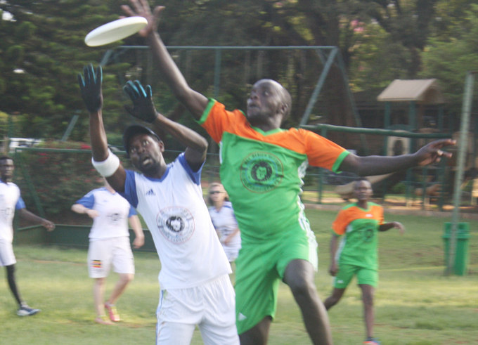mpalas rian aswa  fights for the disc against a isumu player