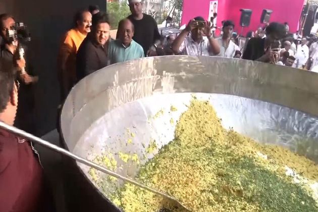 Maharashtra: Chef Mahohar cooks 3,000 kg of 'tarri poha' in celebration of World Poha Day, eyes world record