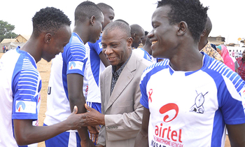 Ssentebe wa Buddu FC, Hajji Ali Matovu, ng'alamusa ku bazannyi Ssentebe wa Buddu FC, Hajji Ali Matovu, ng'alamusa ku bazannyi