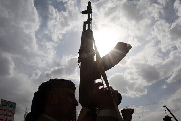 Yemens Houthis launch major attacks on Saudi-backed forces 