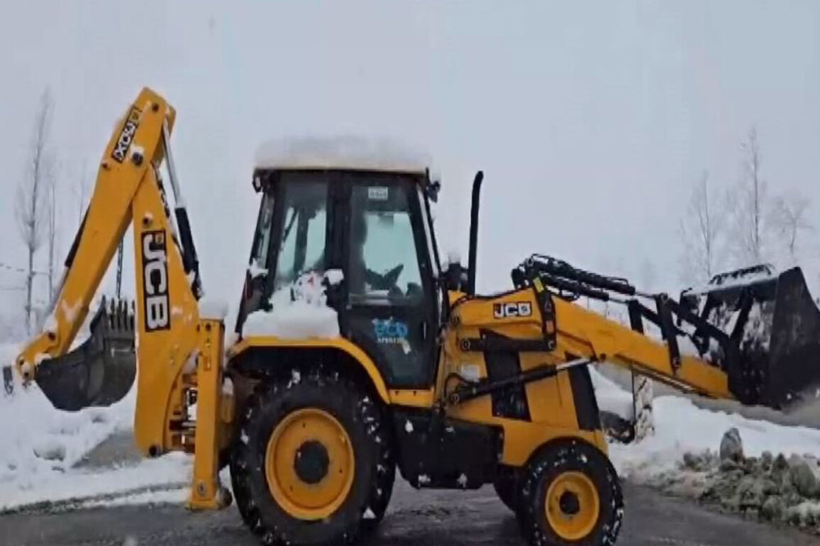 J-K: Snowfall forces closure of Srinagar-Jammu highway, hundreds of vehicles stranded in Udhampur