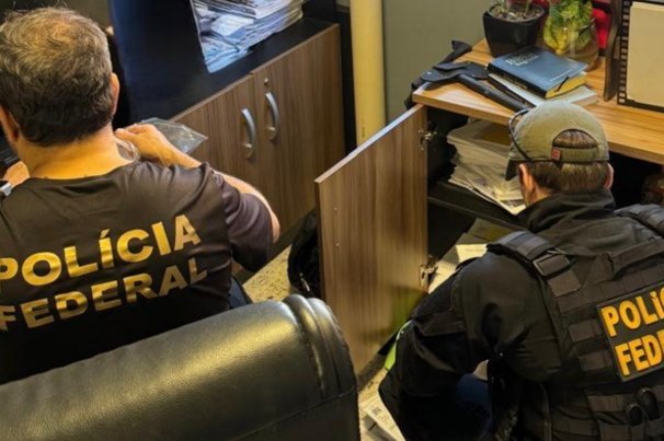 Agentes da PF durante busca na Operação Rejeito