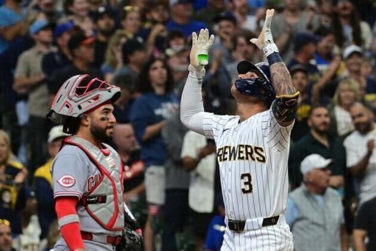 Eugenio Suarez's homer, late plays lift Reds past Brewers